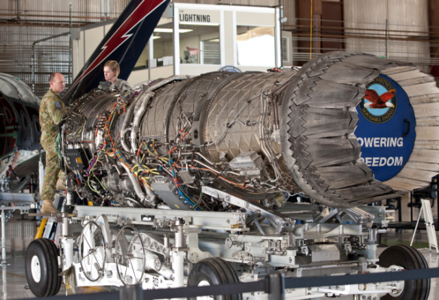 只要发动机够强大,板砖都能飞!美军f-35牛发让国人看清差距