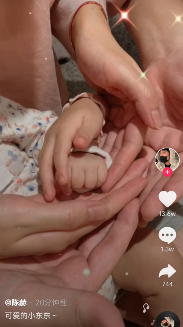 陈赫官宣二胎生女喜讯,晒宝宝白皙小拳头,两条腿肉嘟嘟超可爱
