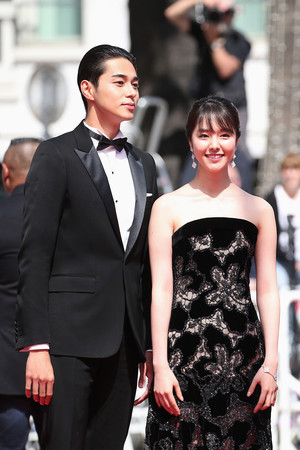 东出昌大为外遇鞠躬谢罪!被问"喜欢老婆还是小三"沉默12秒