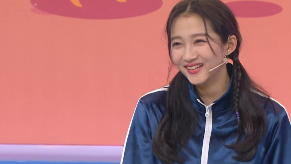 关晓彤郑爽同穿运动裤,当坐在地上看清腿,直接暴露女孩女神差距