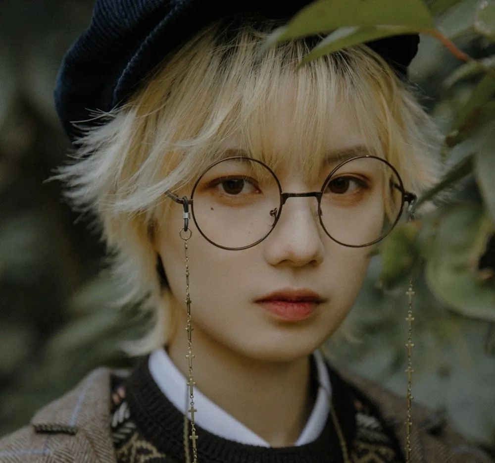 女头:停灯向晚,伴影无眠.