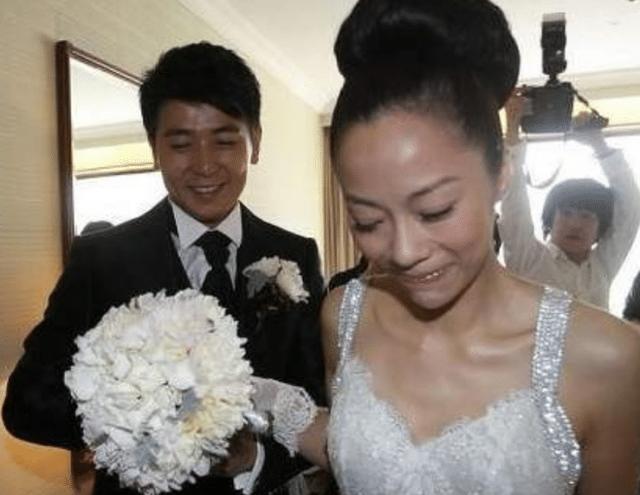 他曾是"最帅老师" 娶大6岁妻子 今老婆照片曝光,竟是熟悉的她