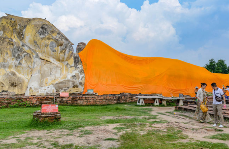 泰国"最巨大"的卧佛!身长达四十二米!躺在"废墟"上却面带微笑!