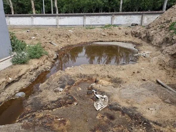 《北京市水污染防治条例》规定,不得利用渗坑,渗井,裂隙,溶洞,私设暗