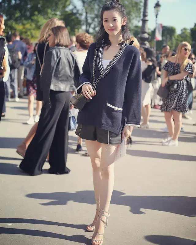 章泽天真是"豪门阔太"!气质高贵长腿吸睛,针织衫配短裤也惊艳
