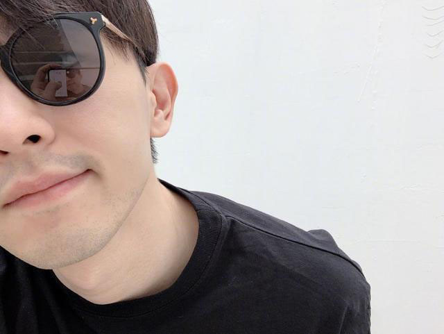 邓伦最新自拍照太撩留有胡茬尽显成熟魅力内心想法被表情出卖