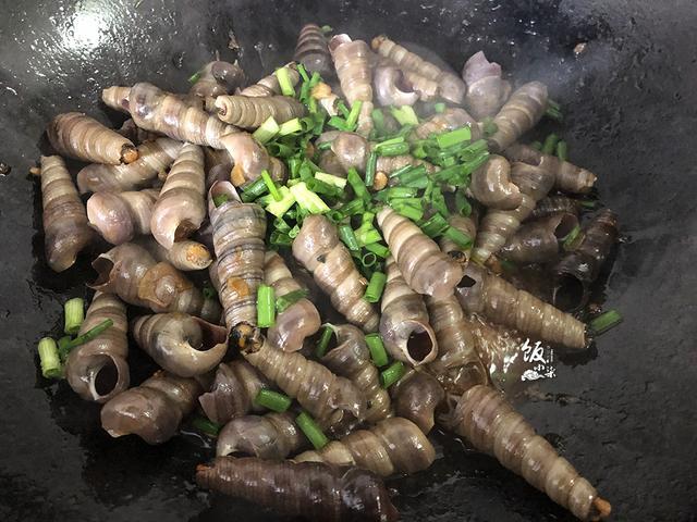 钉螺要煮熟才能吃,生吃虽然没有寄生虫,但是海鲜体内含有一些病菌