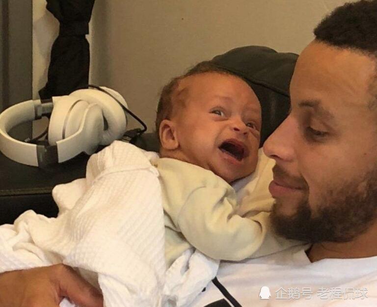 nba球员在家都干啥库里教儿子打高尔夫布克改行当游戏主播