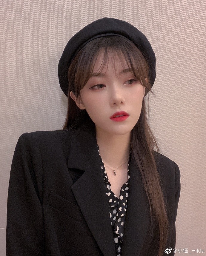 电竞女神小钰晒出西装照 化身鱼哥哥 这也太酷了!