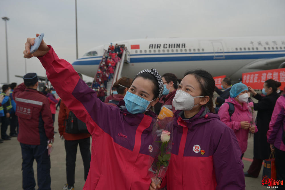 四川303位抗疫英雄归来15辆大巴送去酒店集中隔离休整