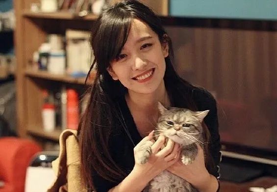 晁然出生在一个高知家庭,而她自己本人也拥有名校学历,简直就是学霸本