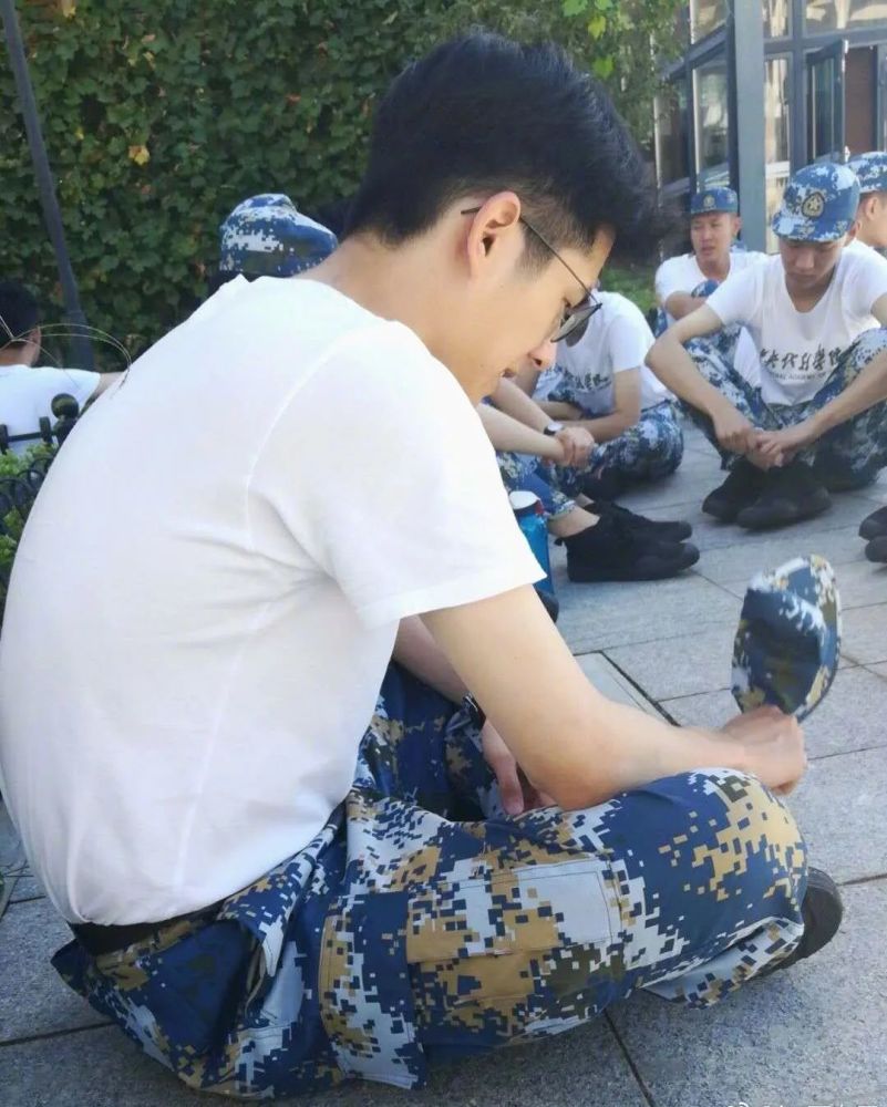 说到学校,之前刘昊然军训的生图还有人没看过么?