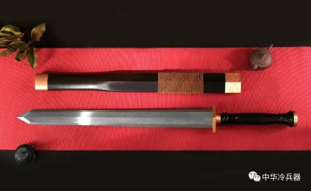 刀剑之争 唐刀和汉剑 谁更能称之为中国冷兵器史上的巅峰 唐刀 汉剑 冷兵器 日本武士刀 陌刀 青铜剑