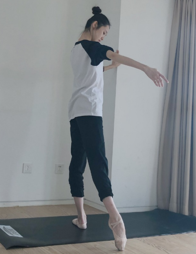 易烊千玺师妹跳芭蕾有多优秀?当她弓起脚背时,《创3》谁能做到