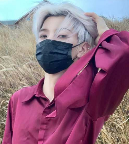 七鹤大人为证不是鸭嘴兽直播时再摘口罩帅成翻版蔡徐坤