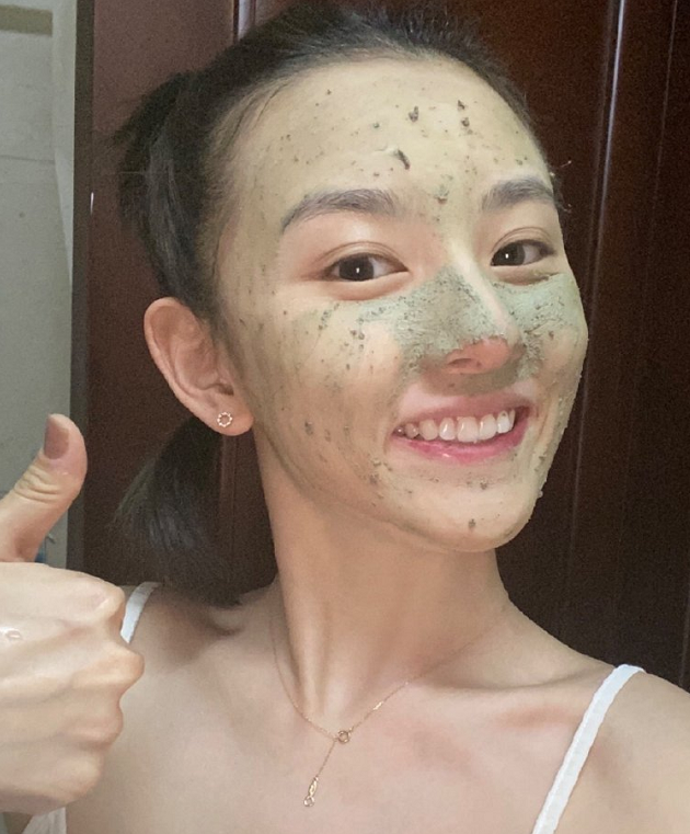 宋祖儿敷面膜时自拍当她把照片晒出来看到她的脸都想脱粉了