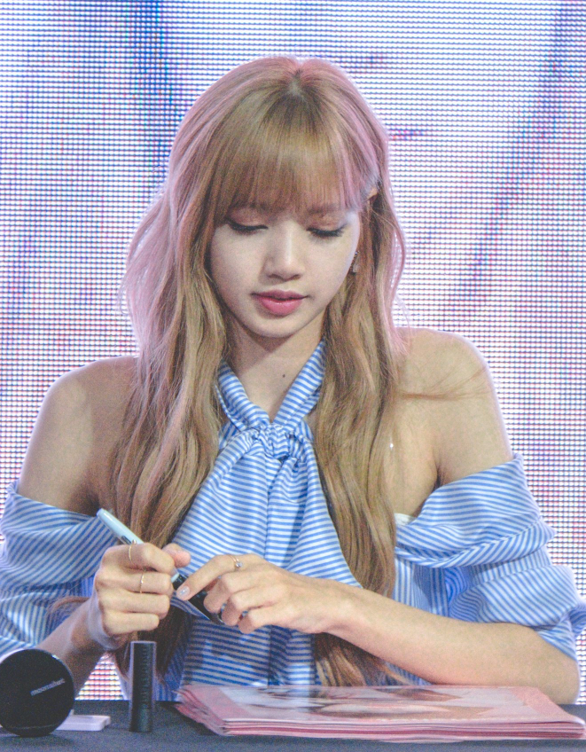 从背面看上去,lisa的肩膀给人一种能够扛得住一切磨难的感觉,特别的