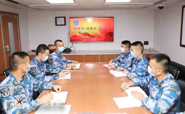 上士李辉正在讲述"3·14"海战故事主题党日活动中"学习战斗英雄,弘扬