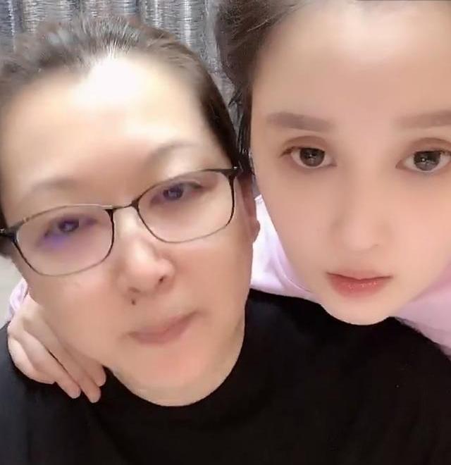 赵本山一家四口合照曝光54岁妻子罕见出镜气质端庄状态极佳