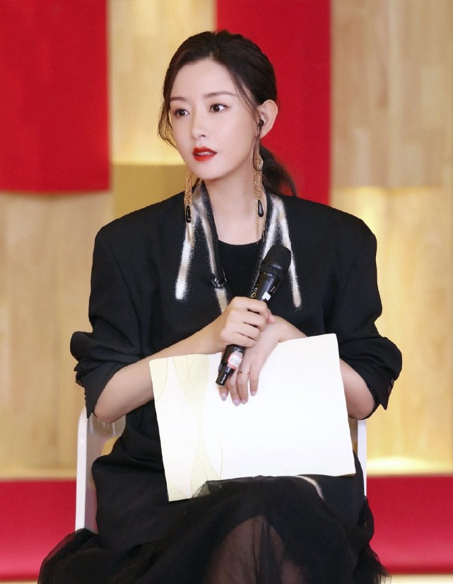 下一站是幸福中她是宋雪今穿v领西装配黑色纱裙霸气吸睛