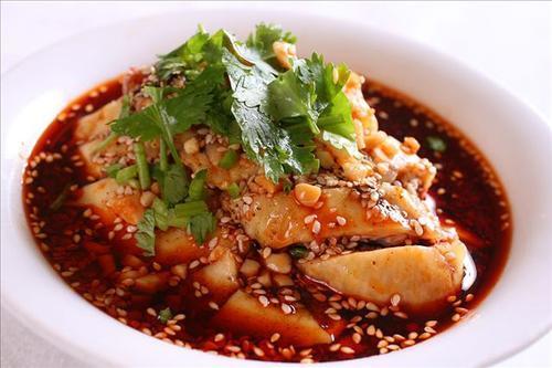 "口水鸡"是咱中国四川的传统特色凉菜,它属于川菜系中的一道凉菜,这道