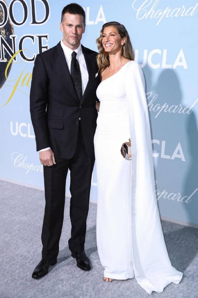 吉娘娘夫妇亮相生2个孩子依旧是超模身材老公西装革履好帅气