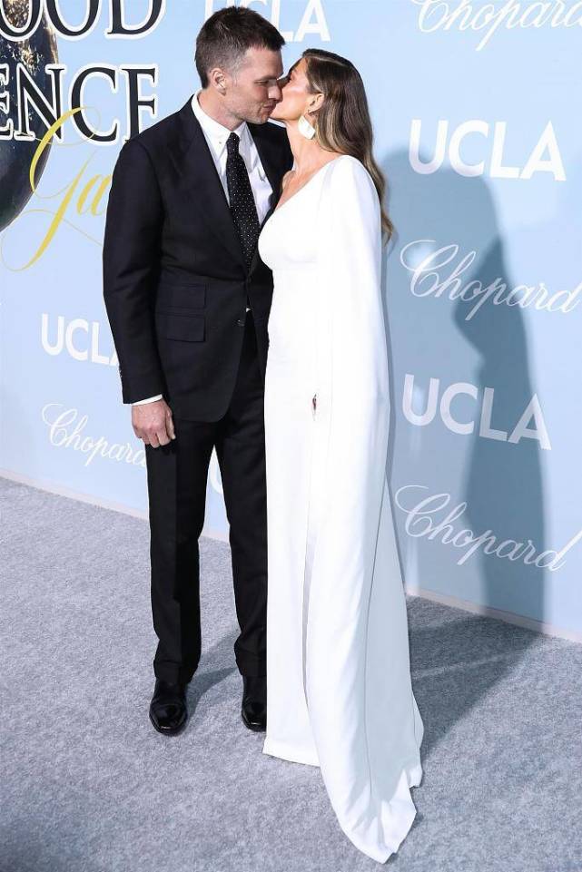 吉娘娘夫妇亮相生2个孩子依旧是超模身材老公西装革履好帅气