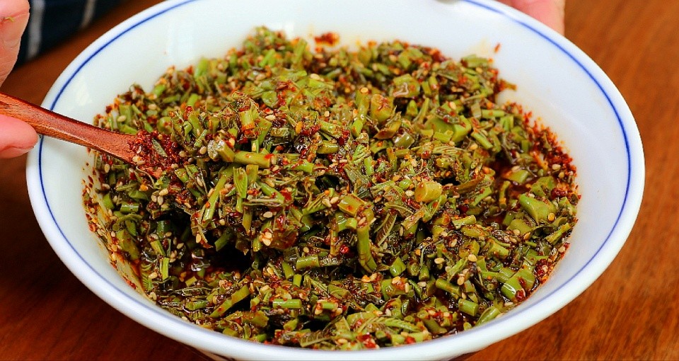 食材清单:(香椿,粗辣椒面,细辣椒面,辣椒粉,白芝麻,盐,油)烹饪小技巧