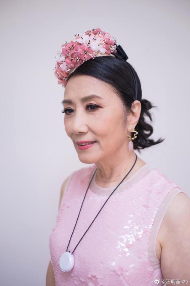 73岁汪明荃穿粉色连衣裙拍写真保养超好令人羡慕