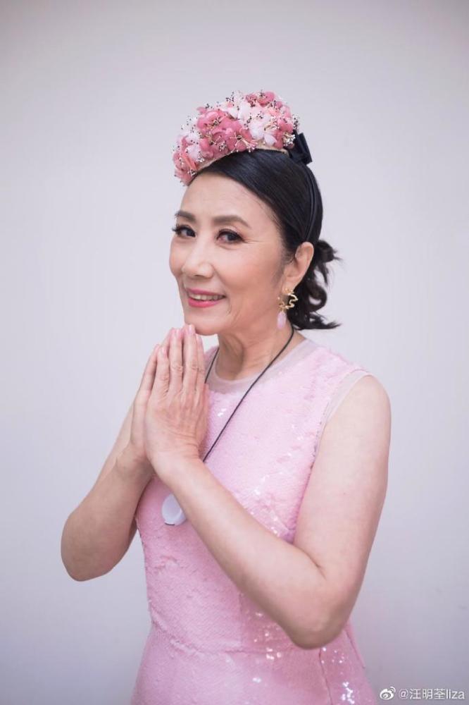 73岁汪明荃穿粉色连衣裙拍写真保养超好令人羡慕