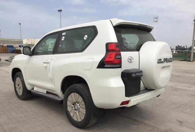 大批2021款丰田霸道亮相28t四驱预售39万起双门版最帅气