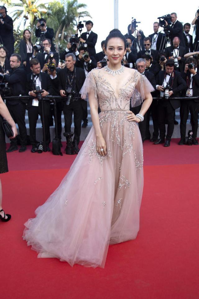 又被章子怡惊艳了,穿深v领薄纱连衣裙走红毯,气质高贵又优雅