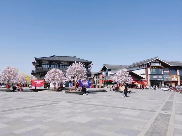 实拍鹿邑县的陈抟公园草长莺飞二月春风筝满天飞小孩到处耍美好