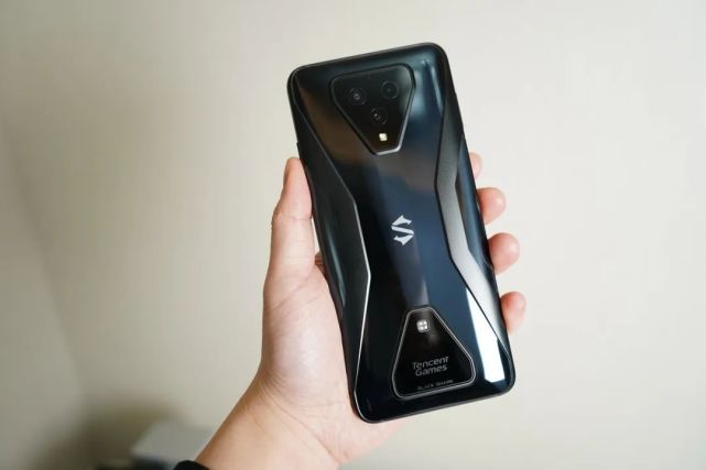 黑鲨3评测:你是否需要一台专用的游戏手机?对比小米10