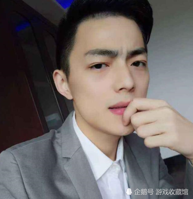 斗鱼的人气游戏主播不少,但是颜值在线的可能没几个,但是智勋凭借着一