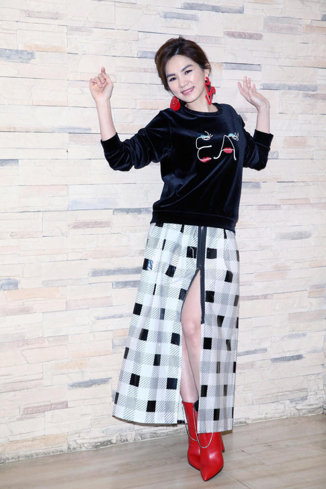 陈嘉桦穿搭很有个性卫衣配半身裙简约利落红色短靴美得张扬