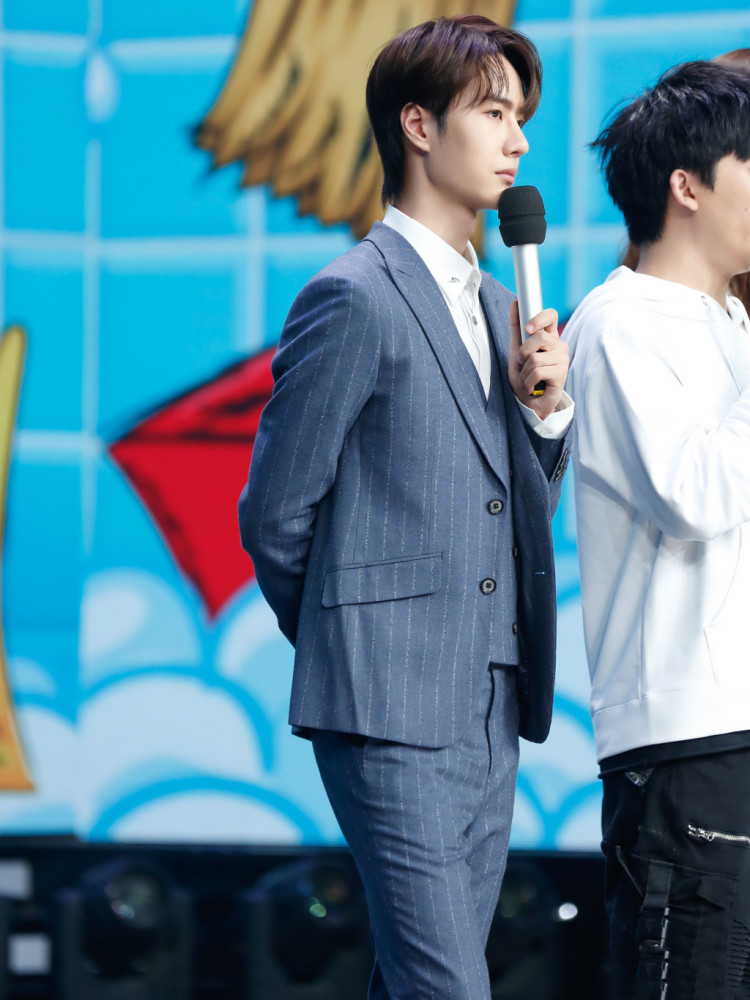 176cm王俊凯和180cm王一博同穿条纹西装腿精遇到对手了