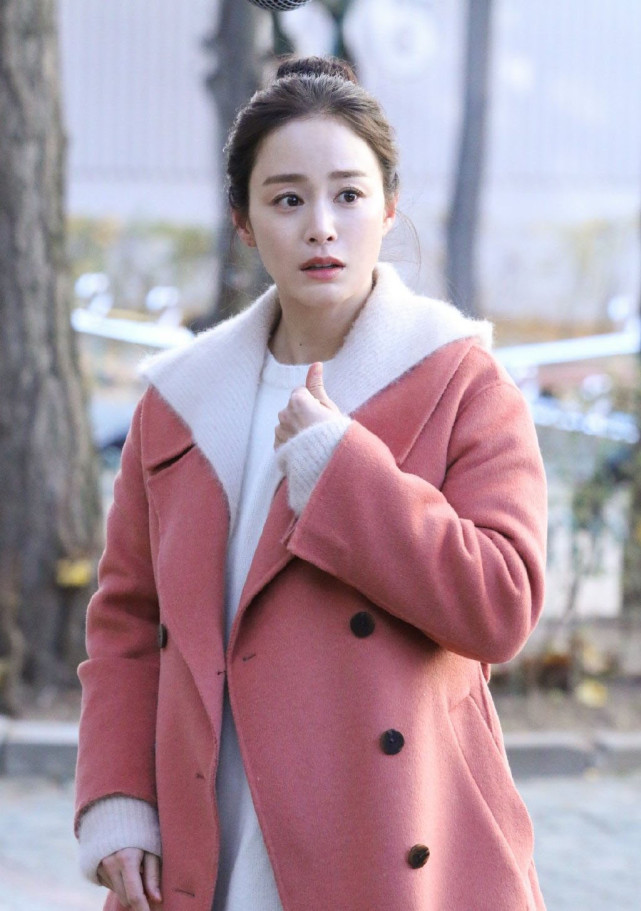 金泰熙拍摄花絮放出,身穿白卫衣加军绿长裤,谁能看出她快40