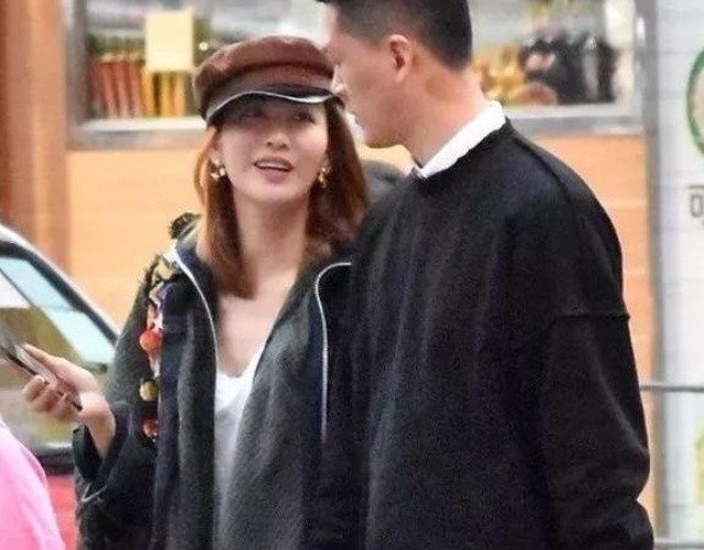 李彩桦老公罕见露面,高大帅气,172cm"艾莉"站其身旁小鸟依人