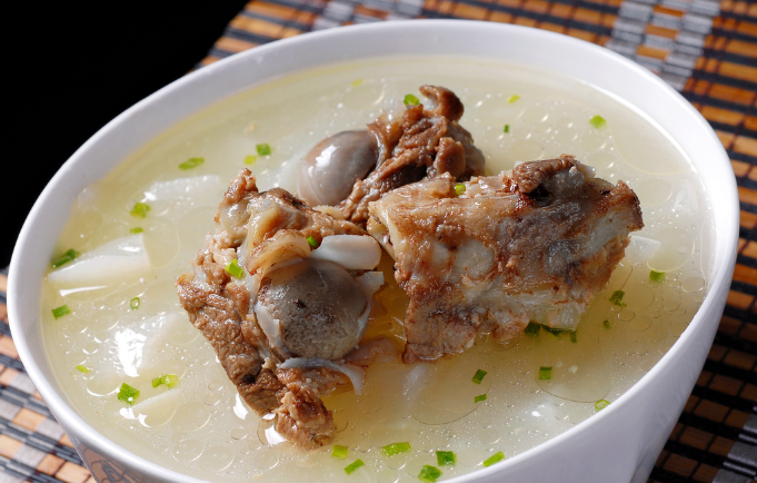 炖骨头汤时 直接加水炖是大忌 跟着厨师这样做 汤鲜味美肉更香 腾讯新闻