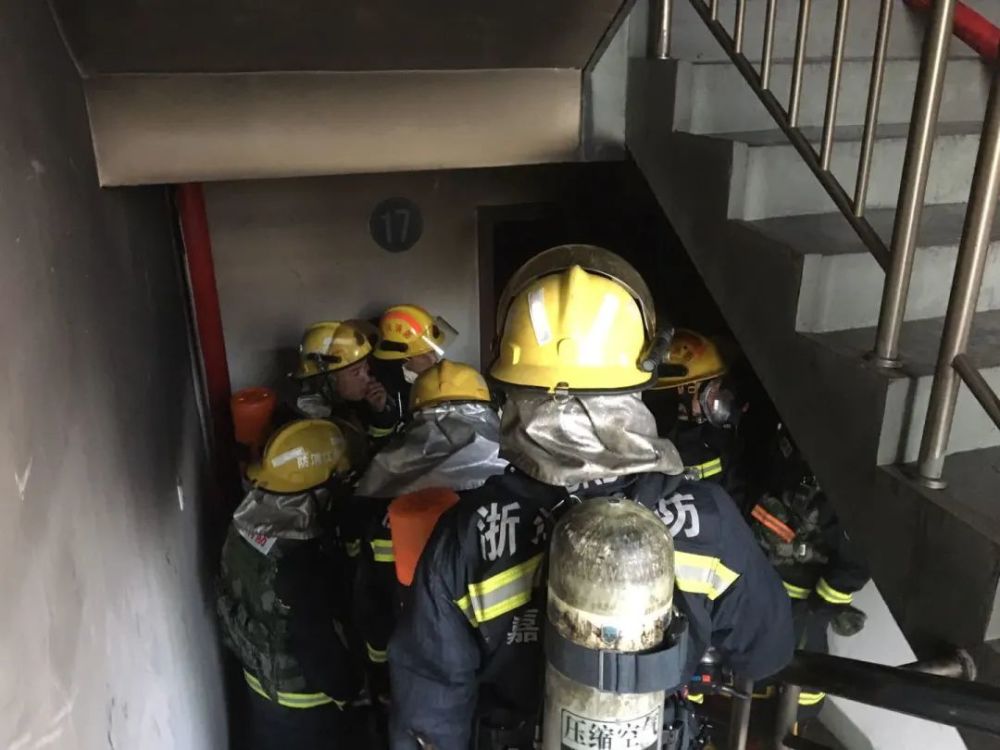 海宁一高层住宅17楼发生火灾,消防紧急救援疏散13人!