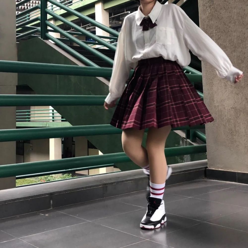 请收下这篇jk穿搭!球鞋不仅能搭配卫衣,穿出软妹风才能炸街!_腾讯新闻