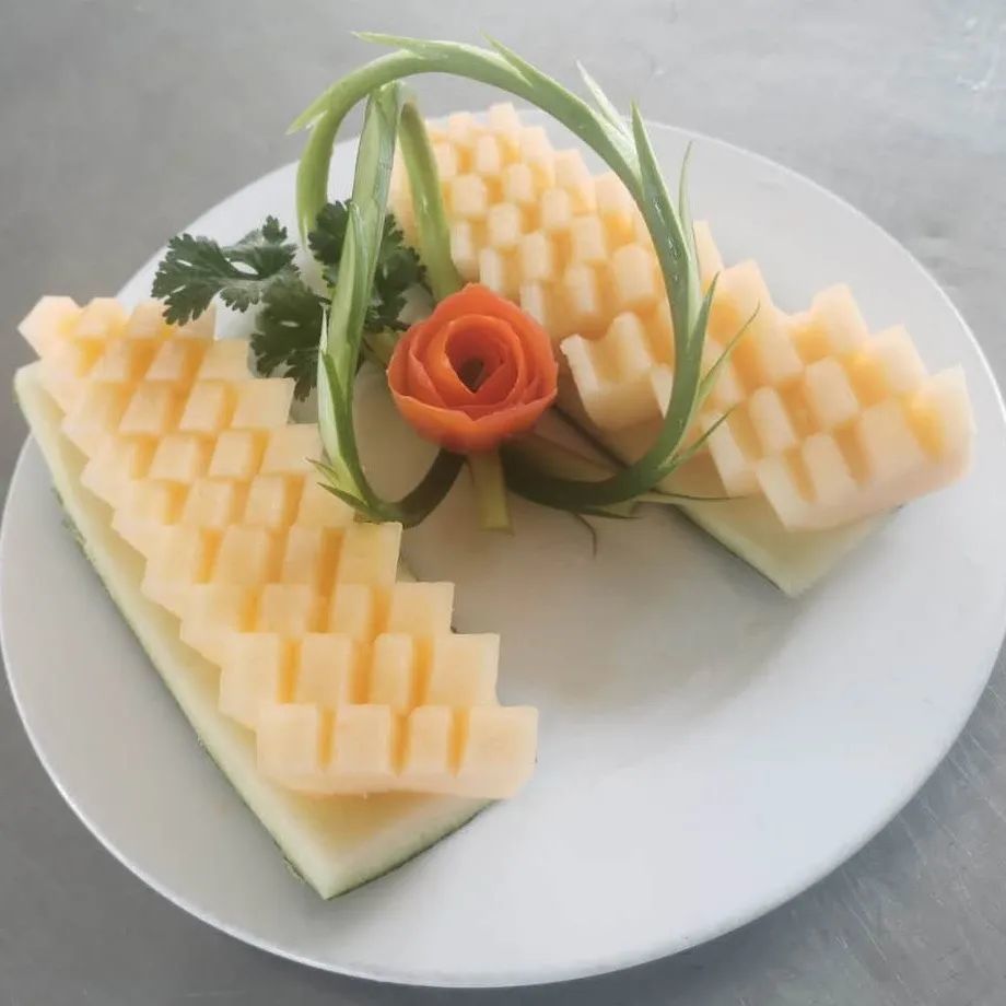 该支队还评选出优秀造型作品,通过规则的装盘,创意的雕花让人眼前一亮