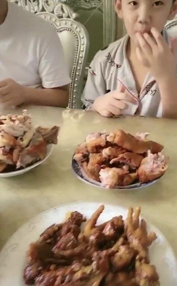 长贵王小宝儿子罕曝光陪爹大吃鸡肉啃猪蹄满桌肉菜被指不健康
