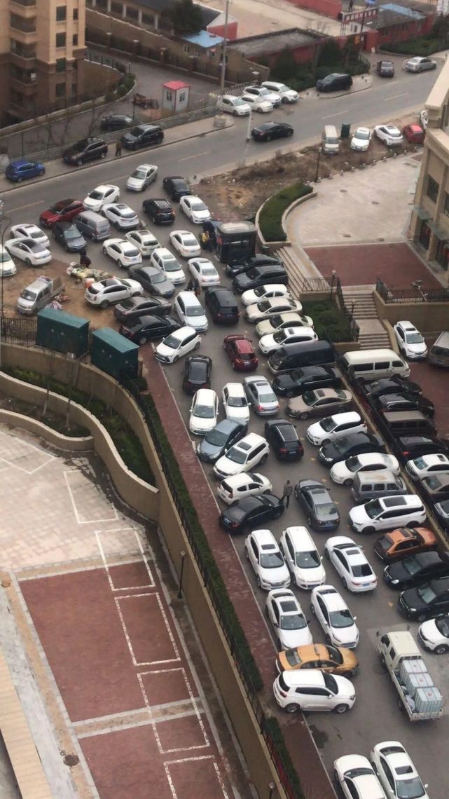 青岛这条无名路上乱停车,堵路更堵心!_腾讯新闻