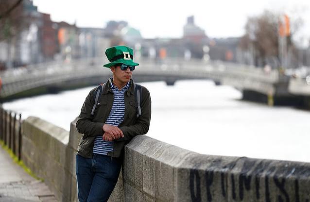 疫情吃紧爱尔兰取消游行,英国人想玩没地去,干脆自己喝酒狂欢