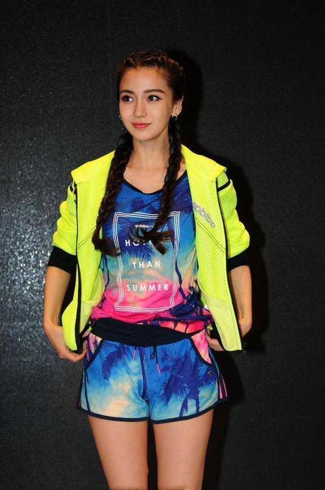 牛仔裤配外套太单调,春天秀出青春活力,穿好一件运动装就够了!