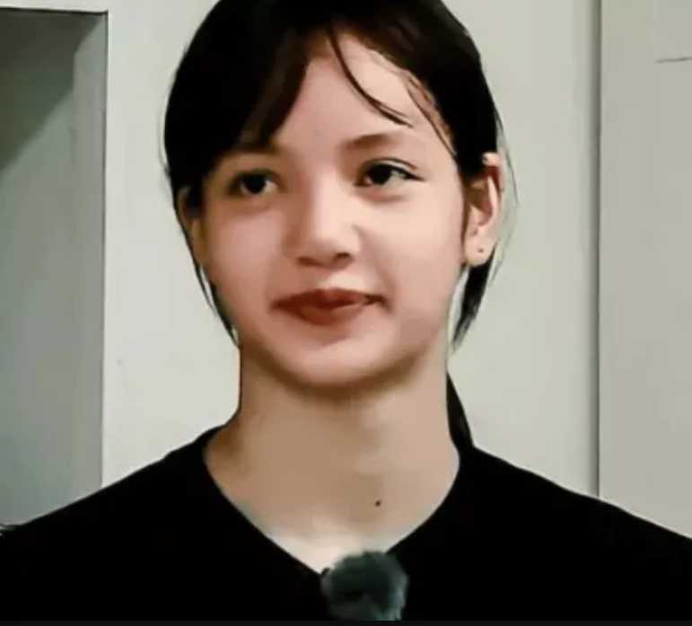 难怪lisa总是浓妆出镜当看到她纯素颜的模样打扰了