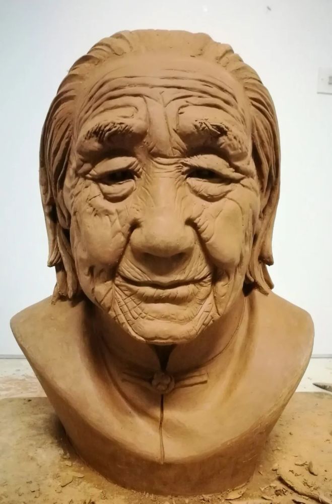 侯思荣泥塑作品《母亲》原创文章,抄袭必究!