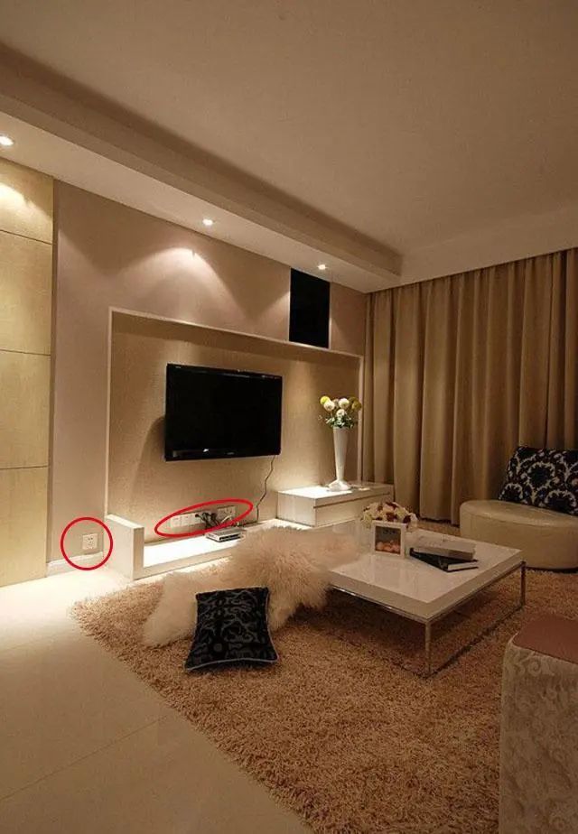 空调插座的位置最好在拐角偏下的部位,而沙发上面配置插座方便你充